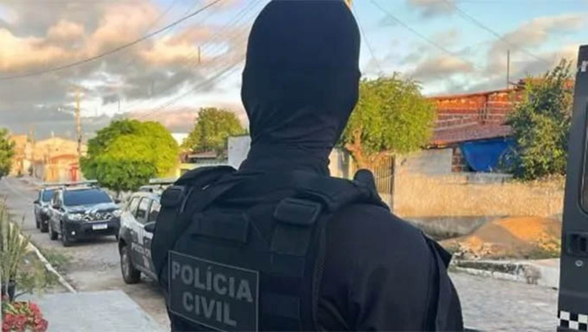Imagem 1 -  As prisões foram realizadas por policiais da 71ª Delegacia de Patu, com apoio da 75ª Delegacia de Caraúbas, no âmbito da “Operação Repulsa”, deflagrada nesta terça-feira (12). Os presos, um homem de 24 anos e outro de 21 anos, são suspeitos de integrar uma facção criminosa com atuação no RN. As investigações apontaram que o grupo estaria tentando dominar o tráfico na região de Patu, anteriormente dominado por uma facção rival, desarticulada após a deflagração da “Queda do Império”.