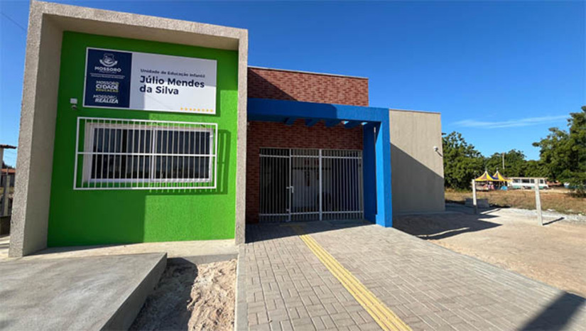 Imagem 1 - Nova Unidade de Educação Infantil do Poço 10, na Maisa, será entregue nesta quarta (13). A solenidade será realizada às 17h, com a presença do prefeito Allyson Bezerra. A nova unidade é composta por sala de aula, secretaria, recepção, banheiros acessíveis para Pessoas com Deficiência (PcD), refeitório, entre outros ambientes, totalizando 150,15 m² de área construída em um terreno de 574,08 m². Imagem 1 - Nova Unidade de Educação Infantil do Poço 10, na Maisa, será entregue nesta quarta (13). A solenidade será realizada às 17h, com a presença do prefeito Allyson Bezerra. A nova unidade é composta por sala de aula, secretaria, recepção, banheiros acessíveis para Pessoas com Deficiência (PcD), refeitório, entre outros ambientes, totalizando 150,15 m² de área construída em um terreno de 574,08 m².