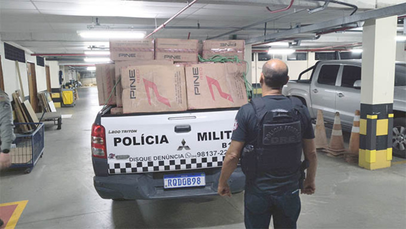Imagem 1 - PF e PM apreende 90 caixas contendo 4.499 pacotes de cigarros contrabandeados no RN. A apreensão aconteceu nesta terça-feira (12), no município de Senador Elói de Souza, localizado na região Agreste Potiguar. A ação foi deflagrada após informações recebidas que indicaram um local suspeito de armazenar produtos ilegais. Além dos cigarros, também foi apreendido um aparelho celular, mas não houve prisões. Um idoso encontrado no imóvel não teve envolvimento com o produto contrabandeado, de acordo com o apurado pelas investigações. Imagem 1 - PF e PM apreende 90 caixas contendo 4.499 pacotes de cigarros contrabandeados no RN. A apreensão aconteceu nesta terça-feira (12), no município de Senador Elói de Souza, localizado na região Agreste Potiguar. A ação foi deflagrada após informações recebidas que indicaram um local suspeito de armazenar produtos ilegais. Além dos cigarros, também foi apreendido um aparelho celular, mas não houve prisões. Um idoso encontrado no imóvel não teve envolvimento com o produto contrabandeado, de acordo com o apurado pelas investigações.