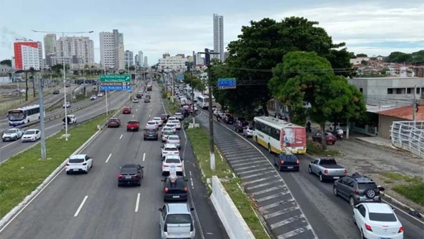 Imagem 1 - No total, 571.164 veículos em todo o estado estão com o licenciamento em atraso, gerando uma inadimplência de 35,62% na frota. Um ponto lembrado pelo Detran/RN é que, com a aproximação do final do ano, férias, viagens dentro e fora do Estado, aumento no tráfego de veículos e a deflagração da Operação Verão, é importante que o proprietário mantenha a documentação do veículo em dia para evitar contratempos e surpresas desagradáveis durante as blitz de fiscalização. Imagem 1 - No total, 571.164 veículos em todo o estado estão com o licenciamento em atraso, gerando uma inadimplência de 35,62% na frota. Um ponto lembrado pelo Detran/RN é que, com a aproximação do final do ano, férias, viagens dentro e fora do Estado, aumento no tráfego de veículos e a deflagração da Operação Verão, é importante que o proprietário mantenha a documentação do veículo em dia para evitar contratempos e surpresas desagradáveis durante as blitz de fiscalização.