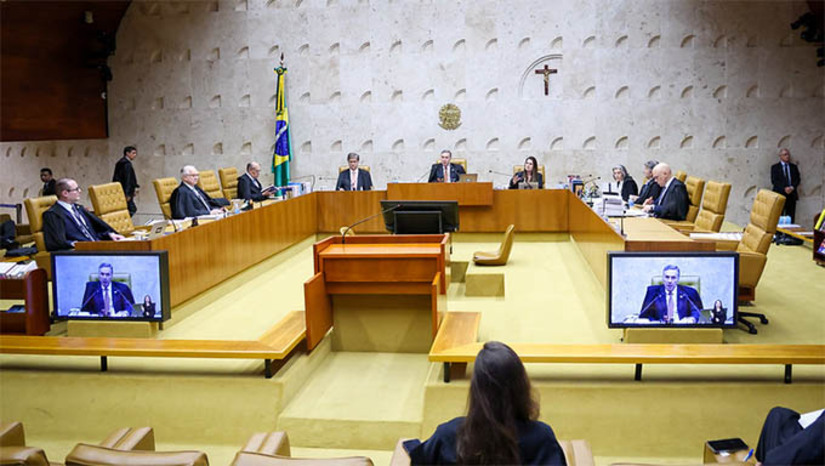 Imagem 1 - Presidente do STF reforça necessidade de responsabilizar quem atenta contra a democracia. O presidente do STF, ministro Luís Roberto Barroso, afirmou que o atentado ocorrido ontem (13) na Praça do Três Poderes, quando um homem atirou um artefato explosivo em direção ao STF e depois detonou um segundo que causou sua morte imediata, reforça a necessidade de responsabilização de todos que atentem contra a democracia. O ministro criticou a tentativa de “naturalização do absurdo”, que acaba por incentivar a reiteração desse tipo de comportamento. “Querem perdoar sem antes sequer condenar”, afirmou; outros ministros do STF também repudiaram o ato terrorista. Imagem 1 - Presidente do STF reforça necessidade de responsabilizar quem atenta contra a democracia. O presidente do STF, ministro Luís Roberto Barroso, afirmou que o atentado ocorrido ontem (13) na Praça do Três Poderes, quando um homem atirou um artefato explosivo em direção ao STF e depois detonou um segundo que causou sua morte imediata, reforça a necessidade de responsabilização de todos que atentem contra a democracia. O ministro criticou a tentativa de “naturalização do absurdo”, que acaba por incentivar a reiteração desse tipo de comportamento. “Querem perdoar sem antes sequer condenar”, afirmou; outros ministros do STF também repudiaram o ato terrorista.