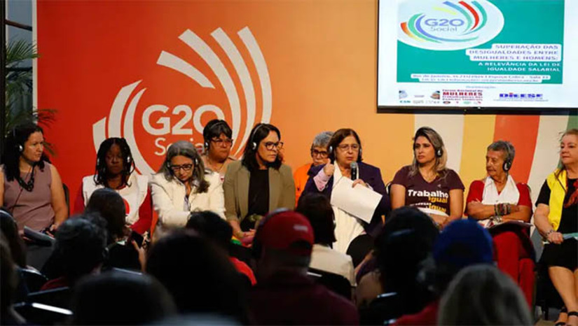 Imagem 1 -  Ministra defende fim da escala 6x1 e diz que irá beneficiar as mulheres brasileiras. “Para as mulheres vai ser um benefício, significa ter mais tempo para se cuidar, se preparar ou mesmo para cuidar do que quiser”, disse a ministra  Cida Gonçalves, nesta quinta-feira (14), à Agência Brasil. “Nós aprovamos na Câmara a Política Nacional de Cuidados, está indo para o Senado. Se a gente juntar as duas coisas, acho que vai ser super importante para que possamos amadurecer a valorização das mulheres no trabalho remunerado e não remunerado e o uso do seu tempo”, defendeu a ministra.