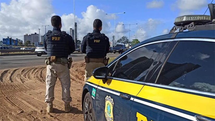 Imagem 1 - RN registrou seis óbitos nas rodovias federais no feriado da Proclamação da República. A PRF divulgou, na manhã desta segunda-feira (18), o balanço da operação, iniciada à 0h da quinta-feira (14) e encerrada às às 23h59 deste domingo (17), visando o reforço da fiscalização nas BRs que cortam o estado. Durante a operação, 1.754 pessoas e 1.497 veículos foram fiscalizados. Deste total 926 motoristas foram autuados por infrações diversas. Foram realizados ainda 45 comandos de alcoolemia, onde 1.345 condutores fizeram o teste do bafômetro. Também foram registrados 29 acidentes, com 34 pessoas feridas e seis óbitos. Imagem 1 - RN registrou seis óbitos nas rodovias federais no feriado da Proclamação da República. A PRF divulgou, na manhã desta segunda-feira (18), o balanço da operação, iniciada à 0h da quinta-feira (14) e encerrada às às 23h59 deste domingo (17), visando o reforço da fiscalização nas BRs que cortam o estado. Durante a operação, 1.754 pessoas e 1.497 veículos foram fiscalizados. Deste total 926 motoristas foram autuados por infrações diversas. Foram realizados ainda 45 comandos de alcoolemia, onde 1.345 condutores fizeram o teste do bafômetro. Também foram registrados 29 acidentes, com 34 pessoas feridas e seis óbitos.