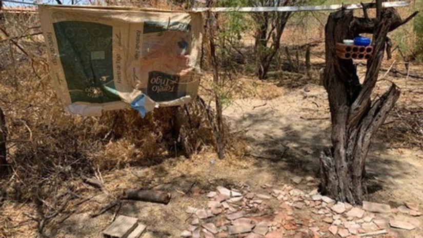 Imagem 1 - A Operação aconteceu nos dias 3 e 14 deste mês em salinas (MPT e PF não informaram os nomes das salinas e dos responsáveis) no município de Grossos-RN. No quarto aonde os trabalhadores viviam, o MPT encontrou uma cobra. Os empregadores pagaram cerca de R$ 70 mil em multas rescisórias, danos morais individuais e coletivos, além de assinar TAC para corrigir os problemas encontrados; O trabalho do MPT avançou no Estado do Ceará, onde foram resgatados outras 11 pessoas Imagem 1 - A Operação aconteceu nos dias 3 e 14 deste mês em salinas (MPT e PF não informaram os nomes das salinas e dos responsáveis) no município de Grossos-RN. No quarto aonde os trabalhadores viviam, o MPT encontrou uma cobra. Os empregadores pagaram cerca de R$ 70 mil em multas rescisórias, danos morais individuais e coletivos, além de assinar TAC para corrigir os problemas encontrados; O trabalho do MPT avançou no Estado do Ceará, onde foram resgatados outras 11 pessoas