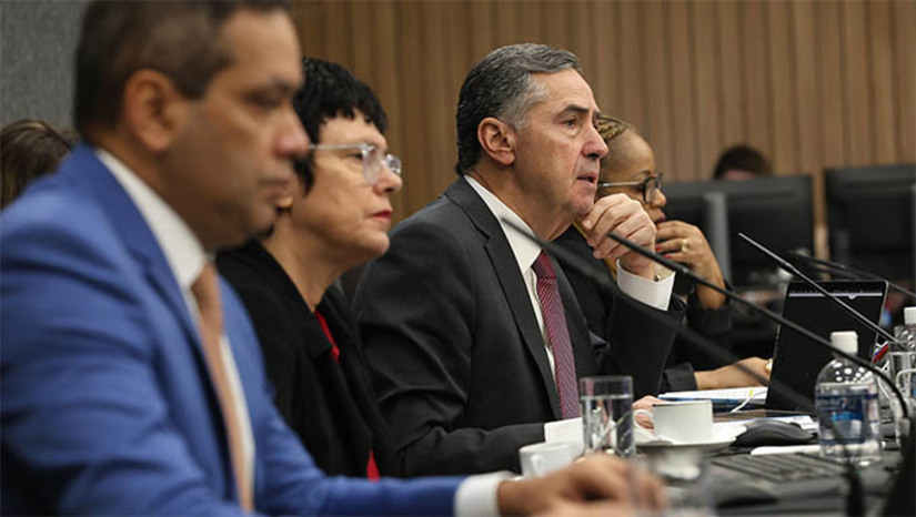 Imagem 1 - “Uma desonra para o país”, diz presidente do STF sobre tentativas de golpe. Luís Roberto Barroso afirmou, nesta terça-feira (19), durante sessão ordinária do Conselho Nacional de Justiça, que as notícias sobre a tentativa de golpe planejada no Brasil após as últimas eleições presidenciais, em 2022, são “estarrecedoras”. Para ele, a situação representa a “expressão de um sentimento antidemocrático e do desrespeito ao Estado de Direito. Nós estamos falando de crimes previstos no Código Penal”, disse Imagem 1 - “Uma desonra para o país”, diz presidente do STF sobre tentativas de golpe. Luís Roberto Barroso afirmou, nesta terça-feira (19), durante sessão ordinária do Conselho Nacional de Justiça, que as notícias sobre a tentativa de golpe planejada no Brasil após as últimas eleições presidenciais, em 2022, são “estarrecedoras”. Para ele, a situação representa a “expressão de um sentimento antidemocrático e do desrespeito ao Estado de Direito. Nós estamos falando de crimes previstos no Código Penal”, disse