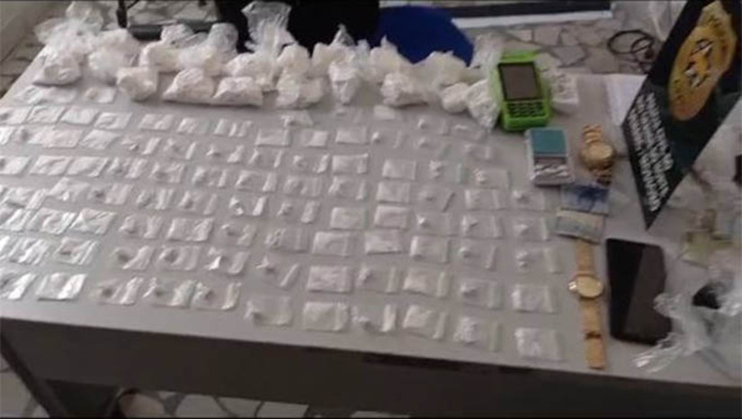 Imagem 1 -  Denarc prende suspeito de tráfico de drogas em condomínio do Nova Betânia, em Mossoró. A prisão do suspeito aconteceu nesta quarta-feira (20), no apartamento dele, localizado em um condomínio, em Mossoró. Esta foi a quarta vez que Pedro Lucas de Oliveira, de 27 anos, foi preso pelo mesmo crime. A última prisão havia acontecido no mês de setembro, quando a PRF o abordou com 12 porções de cocaína. De acordo com o delegado Murilo Baessa, da Denarc, ao perceber que os policiais estavam dentro do seu apartamento, o homem tentou se livrar dos entorpecentes, jogando parte do material pela janela e também em uma pia, mas não obteve sucesso. No local, foram apreendidas 10 porções grandes de cocaína e também mais de 100 unidades fracionadas, prontas para a venda.