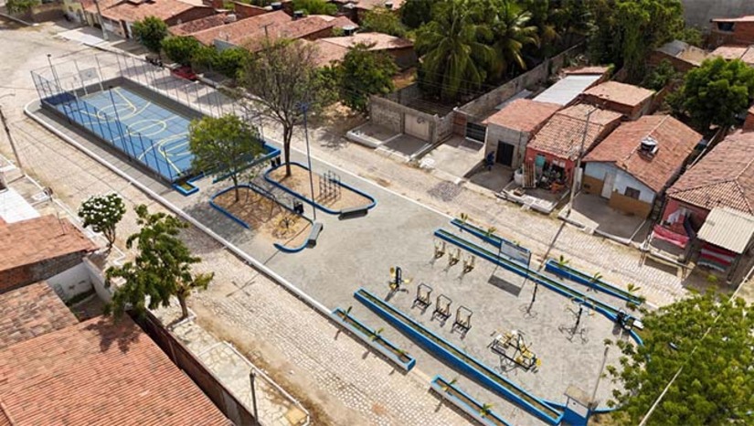 Imagem 1 - O projeto de revitalização da praça Estudante Antônio Francisco Aquino Santos, localizada na Travessa Filgueira Filho, bairro Alto de São Manoel, inclui melhorias, recuperação da quadra poliesportiva, instalação de mobiliário urbano, paisagismo, iluminação em LED e acessibilidade para os moradores e visitantes do bairro. A obra tem como objetivo proporcionar um espaço público mais agradável e seguro para a comunidade. O projeto de revitalização faz parte do plano da gestão municipal de promover a melhoria da infraestrutura urbana em diversos pontos da cidade por meio do programa "Mossoró Realiza”. Imagem 1 - O projeto de revitalização da praça Estudante Antônio Francisco Aquino Santos, localizada na Travessa Filgueira Filho, bairro Alto de São Manoel, inclui melhorias, recuperação da quadra poliesportiva, instalação de mobiliário urbano, paisagismo, iluminação em LED e acessibilidade para os moradores e visitantes do bairro. A obra tem como objetivo proporcionar um espaço público mais agradável e seguro para a comunidade. O projeto de revitalização faz parte do plano da gestão municipal de promover a melhoria da infraestrutura urbana em diversos pontos da cidade por meio do programa "Mossoró Realiza”.