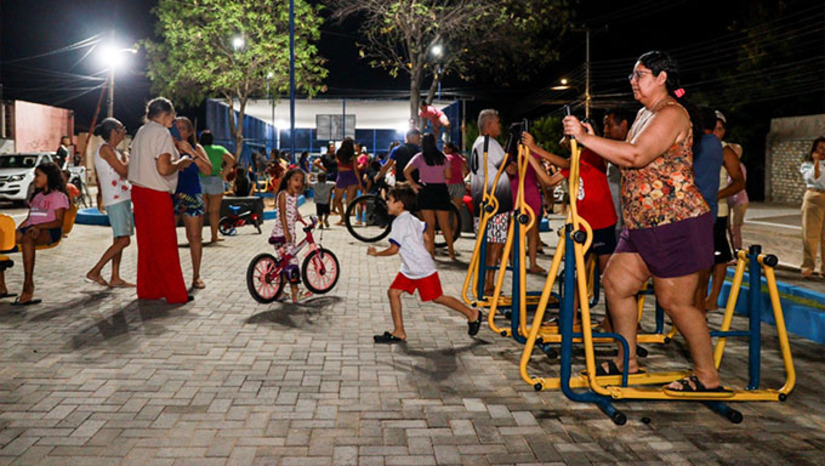Imagem 1 - A Prefeitura de Mossoró entregou na noite desta quinta-feira (21) a Praça Estudante Antônio Francisco Aquino Santos completamente revitalizada. Assim como ocorreu na praça revitalizada na Ilha de Santa Luzia, a criançada recebeu o prefeito Allyson Bezerra com festa. Imagem 1 - A Prefeitura de Mossoró entregou na noite desta quinta-feira (21) a Praça Estudante Antônio Francisco Aquino Santos completamente revitalizada. Assim como ocorreu na praça revitalizada na Ilha de Santa Luzia, a criançada recebeu o prefeito Allyson Bezerra com festa.