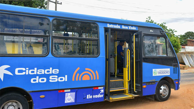 Imagem 1 - Linha de ônibus Nova Vida tem seu itinerário alterado devido à realização de obras na BR-304. O desvio começa nesta sexta-feira (22) e permanecerá até a conclusão dos trabalhos, com o objetivo de garantir a segurança dos passageiros e proporcionar maior fluidez ao trânsito no local. O novo percurso começará na Rua Presidente Dutra, onde os ônibus seguirão para o outro lado da pista, na rua marginal. No semáforo em frente ao Supermercado Rebouças e ao Posto Fan, o ônibus fará uma curva à esquerda na Rua Sabino Valentim, seguindo o trajeto da linha Universidades; veja todas as mudanças. Imagem 1 - Linha de ônibus Nova Vida tem seu itinerário alterado devido à realização de obras na BR-304. O desvio começa nesta sexta-feira (22) e permanecerá até a conclusão dos trabalhos, com o objetivo de garantir a segurança dos passageiros e proporcionar maior fluidez ao trânsito no local. O novo percurso começará na Rua Presidente Dutra, onde os ônibus seguirão para o outro lado da pista, na rua marginal. No semáforo em frente ao Supermercado Rebouças e ao Posto Fan, o ônibus fará uma curva à esquerda na Rua Sabino Valentim, seguindo o trajeto da linha Universidades; veja todas as mudanças.