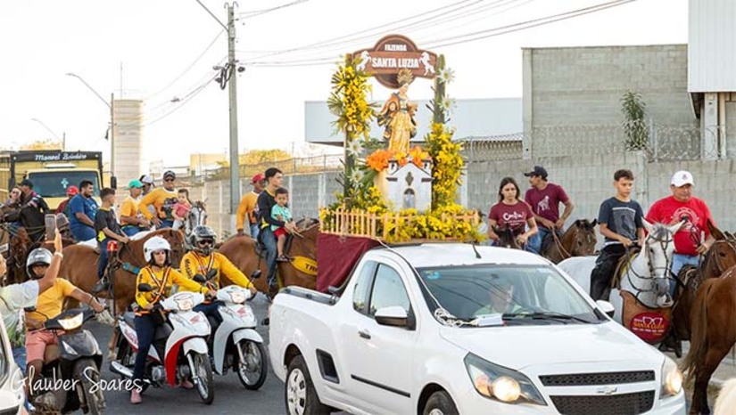 Imagem 1 - A concentração será a partir de 15h, na Área Pastoral São João Paulo II, no bairro Sumaré. Já às 16h ocorre a bênção aos animais, cavaleiros e amazonas pelo padre Flávio Augusto Forte Melo, coordenador-geral da festa. Logo após, inicia a cavalgada com destino ao Parque Brasil de Vaquejada, situado no conjunto Bom Jesus. A programação inclui ainda momentos de oração e muita animação, com Lalauzinho de Lalau, Dudu Teclas, Forró Azunhado e Manoel Marinho. A participação é aberta para todas as pessoas que queiram participar. A organização informa que quem quiser comprar a camisa da Cavalgada da Luz, deve se dirigir a Lojinha de Santa Luzia, que fica vizinho a Catedral. Imagem 1 - A concentração será a partir de 15h, na Área Pastoral São João Paulo II, no bairro Sumaré. Já às 16h ocorre a bênção aos animais, cavaleiros e amazonas pelo padre Flávio Augusto Forte Melo, coordenador-geral da festa. Logo após, inicia a cavalgada com destino ao Parque Brasil de Vaquejada, situado no conjunto Bom Jesus. A programação inclui ainda momentos de oração e muita animação, com Lalauzinho de Lalau, Dudu Teclas, Forró Azunhado e Manoel Marinho. A participação é aberta para todas as pessoas que queiram participar. A organização informa que quem quiser comprar a camisa da Cavalgada da Luz, deve se dirigir a Lojinha de Santa Luzia, que fica vizinho a Catedral.