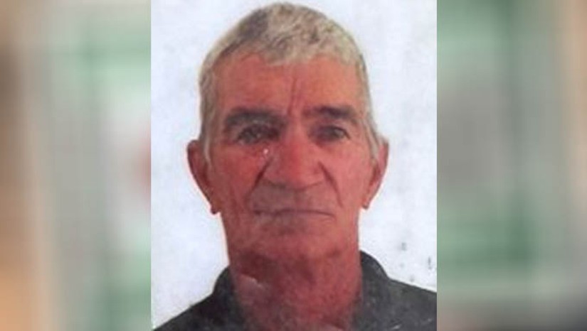 Imagem 1 - Idoso é assassinado a tiros na RN-013 em Mossoró; vítima é pai de PM morto em 2023. Aldeliso Carvalho Soares, de 69 anos, foi encontrado morto às margens da rodovia, na zona rural de Mossoró, sentindo Tibau, na manhã desta sexta-feira (22). Ele foi alvejado por disparos de arma de fogo, nas proximidades do Assentamento Jurema. A vítima desta quinta era o pai do policial militar Joel Marques Neto, também assassinado a tiros, no dia 8 de dezembro de 2023, em um posto localizado na entrada de Tibau. A 10ª DHPP de Mossoró vai investigar a motivação do homicídio de Aldeliso e se tem qualquer ligação com o assassinato do filho dele. Imagem 1 - Idoso é assassinado a tiros na RN-013 em Mossoró; vítima é pai de PM morto em 2023. Aldeliso Carvalho Soares, de 69 anos, foi encontrado morto às margens da rodovia, na zona rural de Mossoró, sentindo Tibau, na manhã desta sexta-feira (22). Ele foi alvejado por disparos de arma de fogo, nas proximidades do Assentamento Jurema. A vítima desta quinta era o pai do policial militar Joel Marques Neto, também assassinado a tiros, no dia 8 de dezembro de 2023, em um posto localizado na entrada de Tibau. A 10ª DHPP de Mossoró vai investigar a motivação do homicídio de Aldeliso e se tem qualquer ligação com o assassinato do filho dele.