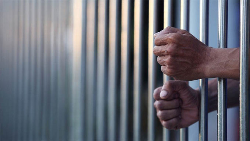 Imagem 1 - Condenado por estuprar amiga da própria filha é preso em Parelhas. A prisão do criminoso, um homem de 43 anos, aconteceu nesta sexta-feira (22). De acordo com as investigações, o homem cometeu a ação criminosa em 2023, contra uma adolescente, amiga da própria filha dele. Após a prisão, ele foi conduzido à delegacia para a realização dos procedimentos legais e, em seguida, encaminhado ao sistema prisional, onde cumprirá uma pena de 9 anos e 9 meses de reclusão em regime fechado. Imagem 1 - Condenado por estuprar amiga da própria filha é preso em Parelhas. A prisão do criminoso, um homem de 43 anos, aconteceu nesta sexta-feira (22). De acordo com as investigações, o homem cometeu a ação criminosa em 2023, contra uma adolescente, amiga da própria filha dele. Após a prisão, ele foi conduzido à delegacia para a realização dos procedimentos legais e, em seguida, encaminhado ao sistema prisional, onde cumprirá uma pena de 9 anos e 9 meses de reclusão em regime fechado.
