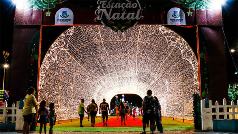Imagem 1 - Vendedores interessados em comercializar no “Estação Natal” já podem ser cadastrar. O cadastramento dos vendedores teve início nesta segunda-feira (25) e segue até amanhã terça-feira (26), das 8h às 12h e das 14h às 17h, podendo ser realizado de forma presencial, no auditório da Biblioteca Ney Pontes Duarte ou de forma on-line. Os interessados devem estar portando RG e CPF (ou CNH), comprovante de residência atualizado (emitido nos últimos noventa dias) e foto do trailer/food truck (em caso destes). O resultado do cadastramento será divulgado no dia 27 de novembro de 2024. Imagem 1 - Vendedores interessados em comercializar no “Estação Natal” já podem ser cadastrar. O cadastramento dos vendedores teve início nesta segunda-feira (25) e segue até amanhã terça-feira (26), das 8h às 12h e das 14h às 17h, podendo ser realizado de forma presencial, no auditório da Biblioteca Ney Pontes Duarte ou de forma on-line. Os interessados devem estar portando RG e CPF (ou CNH), comprovante de residência atualizado (emitido nos últimos noventa dias) e foto do trailer/food truck (em caso destes). O resultado do cadastramento será divulgado no dia 27 de novembro de 2024.