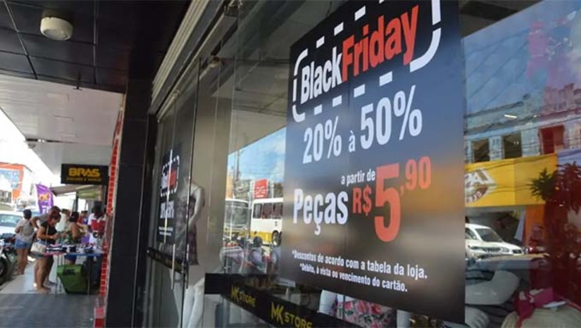 Imagem 1 -  De acordo com levantamento do Instituto Fecomércio RN (IFC), em Mossoró, cerca de 41,2% dos consumidores pretendem comprar três ou mais produtos. A pesquisa revelou ainda que 32,3% dos consumidores mossoroenses afirmaram que vão utilizar as promoções oferecidas na data para adiantar compras do mês que vem. O período de ofertas e descontos especiais deve injetar aproximadamente R$ 920 milhões na economia do estado. A Black Friday neste ano será celebrada na próxima sexta- feira dia 29 de novembro.
