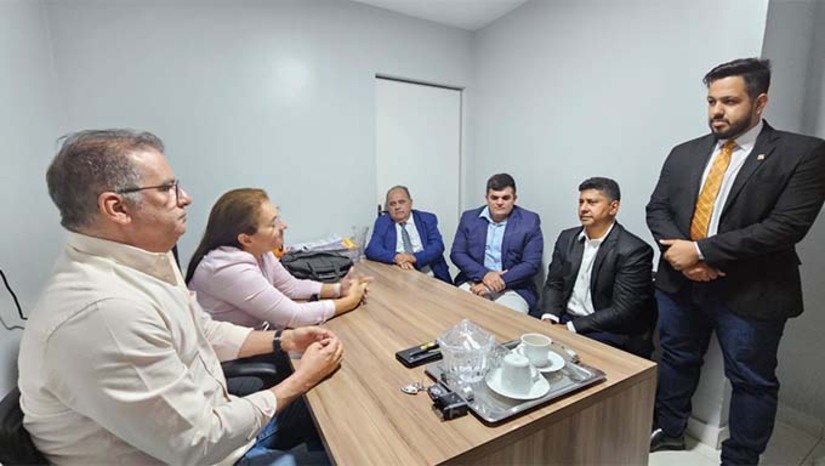 Imagem 1 - Os vereadores se reuniram com os diretores Manoel Nobre e com Larizza Queiroz e discutiram o cenário da obstetrícia em Mossoró. Os parlamentares cobraram que o Governo do Estado assegure às mulheres o direito de dar à luz na cidade pelo Sistema Único de Saúde (SUS). Entre as alternativas propostas pelos parlamentaress, esta o aproveitamento de profissionais médicos do Hospital da Mulher Maria Correia, enquanto não se resolvem gargalos daquela unidade e o atraso de pagamento aos obstetras vinculados à Associação de Proteção à Infância e à Maternidade de Mossoró (Apamim), mantenedora do Hospital Maternidade Almeida Castro. Imagem 1 - Os vereadores se reuniram com os diretores Manoel Nobre e com Larizza Queiroz e discutiram o cenário da obstetrícia em Mossoró. Os parlamentares cobraram que o Governo do Estado assegure às mulheres o direito de dar à luz na cidade pelo Sistema Único de Saúde (SUS). Entre as alternativas propostas pelos parlamentaress, esta o aproveitamento de profissionais médicos do Hospital da Mulher Maria Correia, enquanto não se resolvem gargalos daquela unidade e o atraso de pagamento aos obstetras vinculados à Associação de Proteção à Infância e à Maternidade de Mossoró (Apamim), mantenedora do Hospital Maternidade Almeida Castro.