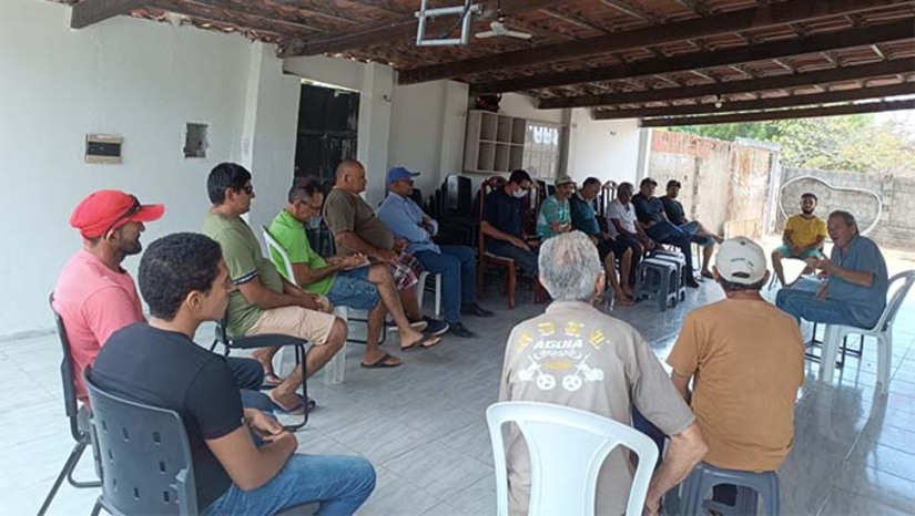 Imagem 1 - Consultor em apicultura, Charles da Silva Paiva, que acompanha o grupo há um ano, destacou que os apicultores da localidade já estão colhendo os primeiros frutos, conseguindo com o pouco de manejo aplicado colher um pouco de mel fora da safra, chamado de florada intermediária. A atividade de apicultura no Assentamento Jurema tem parceria da Prefeitura de Mossoró, através da Secretaria de Agricultura, Serviço Nacional de Aprendizagem Rural (Senar) e Sebrae. A comunidade conta 17 apicultores assistidos pelo programa de assistência técnica que tiveram a oportunidade de conhecer novas técnicas de manejo com o especialista da área. Imagem 1 - Consultor em apicultura, Charles da Silva Paiva, que acompanha o grupo há um ano, destacou que os apicultores da localidade já estão colhendo os primeiros frutos, conseguindo com o pouco de manejo aplicado colher um pouco de mel fora da safra, chamado de florada intermediária. A atividade de apicultura no Assentamento Jurema tem parceria da Prefeitura de Mossoró, através da Secretaria de Agricultura, Serviço Nacional de Aprendizagem Rural (Senar) e Sebrae. A comunidade conta 17 apicultores assistidos pelo programa de assistência técnica que tiveram a oportunidade de conhecer novas técnicas de manejo com o especialista da área.
