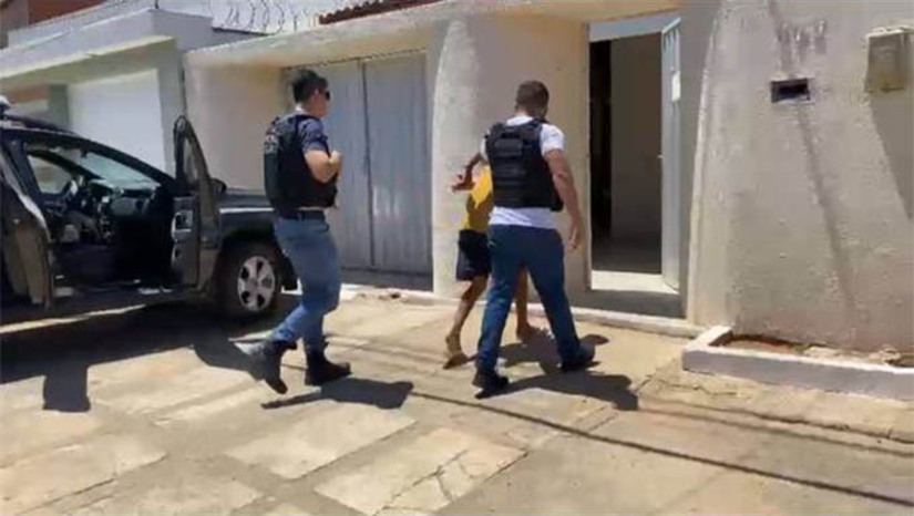 Imagem 1 - Homem de 36 anos é preso por torturar o filho de 11 anos, em São Miguel . A prisão aconteceu nesta quinta-feira (28). Segundo a polícia civil, o homem foi preso em 2022 após submeter seu filho, de 11 anos na época, a atos de tortura, obrigando-o a permanecer de joelhos sobre pedras, causando sofrimento físico e psicológico, sem qualquer motivo aparente. Em outubro deste ano, ele havia progredido para o regime semiaberto, porém, teve sua prisão novamente decretada pelo Juízo da Execução Penal devido à regressão de regime. Imagem 1 - Homem de 36 anos é preso por torturar o filho de 11 anos, em São Miguel . A prisão aconteceu nesta quinta-feira (28). Segundo a polícia civil, o homem foi preso em 2022 após submeter seu filho, de 11 anos na época, a atos de tortura, obrigando-o a permanecer de joelhos sobre pedras, causando sofrimento físico e psicológico, sem qualquer motivo aparente. Em outubro deste ano, ele havia progredido para o regime semiaberto, porém, teve sua prisão novamente decretada pelo Juízo da Execução Penal devido à regressão de regime.