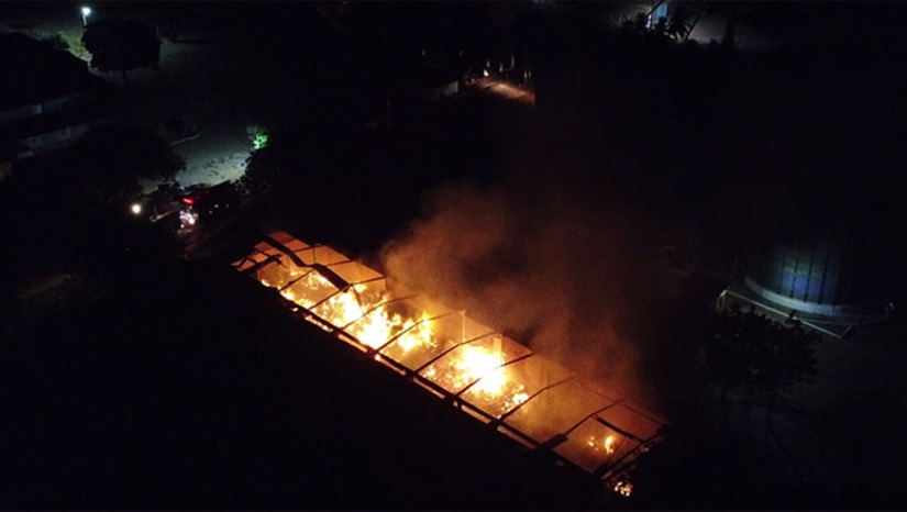 Imagem 1 - Também neste sábado, 30, o Corpo de Bombeiros tentou evitar que o fogo destruísse dois apartamentos, um no Abolição I e outro na Nova Betância. No caso da Granja Aveforte, as chamas avançaram rapidamente, destruindo todo o galpão da fábrica de embalagens de ovos, apesar dos esforços do Corpo de Bombeiros e os pipeiros da Prefeitura de Mossoró-RN Imagem 1 - Também neste sábado, 30, o Corpo de Bombeiros tentou evitar que o fogo destruísse dois apartamentos, um no Abolição I e outro na Nova Betância. No caso da Granja Aveforte, as chamas avançaram rapidamente, destruindo todo o galpão da fábrica de embalagens de ovos, apesar dos esforços do Corpo de Bombeiros e os pipeiros da Prefeitura de Mossoró-RN