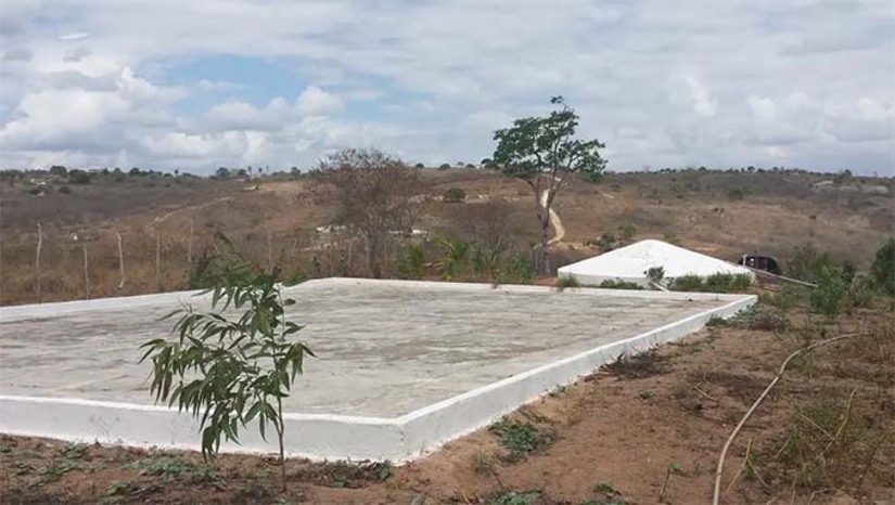 Imagem 1 -  Do total de cisternas contratadas, 46 mil serão de água para consumo e quatro mil cisternas de água para produção de alimentos. Além disso, serão aportados recursos também para a restauração de 2,5 mil cisternas.  Além do Rio Grande do Norte, esta etapa do Programa Cisternas vai contemplar famílias dos estados, que vivem em áreas rurais de: Alagoas, Bahia, Ceará, Maranhão, Minas Gerais, Paraíba, Pernambuco, Piauí e Sergipe.  O investimento também prevê suporte para que as famílias ingressem no Programa Fomento Rural, de forma a incentivar a autonomia financeira dessas família