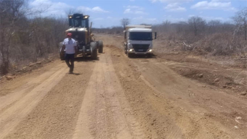 Imagem 1 -  Mais duas estradas vicinais na zona rural de Mossoró têm serviço de terraplenagem concluído. As duas últimas comunidades contempladas com o serviço foram Sítio do Meio e São Raimundo. Os trabalhos foram concluídos no final de novembro. “Na última semana de concluímos o serviço no Sítio do Meio e Sítio Raimundo com a manutenção de estradas para a gente garantir uma maior qualidade de trânsito dos agricultores, tanto no deslocamento quanto no escoamento da produção”, destacou o titular da Secretaria de Agricultura, Faviano Moreira.