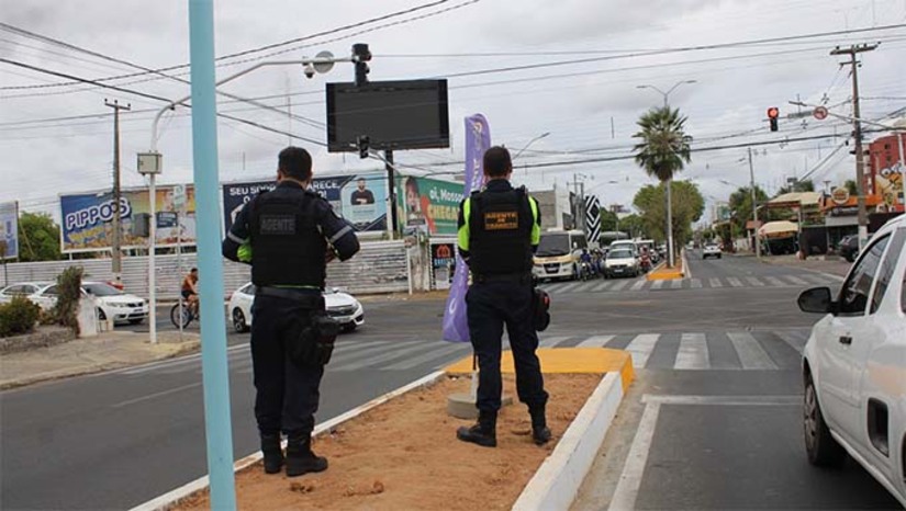 Imagem 1 - O foco da fiscalização é o artigo 83 do Código de Trânsito Brasileiro (CTB) que estabelece que a fixação de publicidade, legendas ou símbolos ao longo das vias públicas só é possível após a aprovação do órgão ou entidade responsável pela via. Além disso, é necessário seguir as regras para a veiculação de mensagens educativas de trânsito, que estão estabelecidas nos artigos 77-A a 77-E do CTB. As ações de fiscalização de publicidade irregular com objetivo manter a cidade visualmente limpa, além de impedir interferência no trânsito e nas passagens para pedestres. Os infratores foram identificados e em seguida ocorre a notificação para retirada do material. Caso não haja a remoção, todo o material é recolhido pela secretaria . Denúncias de publicidade irregular podem ser feitas pela população através do 156. Imagem 1 - O foco da fiscalização é o artigo 83 do Código de Trânsito Brasileiro (CTB) que estabelece que a fixação de publicidade, legendas ou símbolos ao longo das vias públicas só é possível após a aprovação do órgão ou entidade responsável pela via. Além disso, é necessário seguir as regras para a veiculação de mensagens educativas de trânsito, que estão estabelecidas nos artigos 77-A a 77-E do CTB. As ações de fiscalização de publicidade irregular com objetivo manter a cidade visualmente limpa, além de impedir interferência no trânsito e nas passagens para pedestres. Os infratores foram identificados e em seguida ocorre a notificação para retirada do material. Caso não haja a remoção, todo o material é recolhido pela secretaria . Denúncias de publicidade irregular podem ser feitas pela população através do 156.