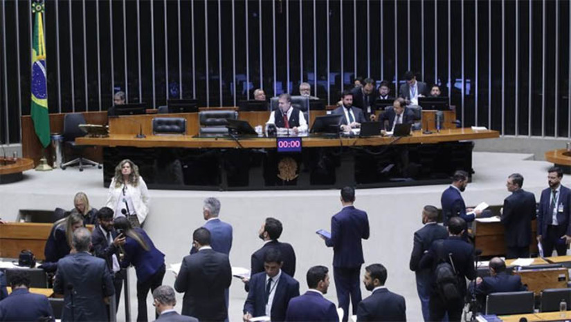 Imagem 1 -  Deputados podem votar hoje (4) pedidos de urgência para dois projetos do ajuste fiscal. A sessão do Plenário está marcada para às 13h55. Na semana passada, o governo anunciou medidas que devem economizar cerca de R$ 70 bilhões nos próximos dois anos, além de uma reforma no Imposto de Renda para viabilizar o aumento da faixa de isenção, a partir de 2026, para quem ganha até R$ 5 mil.