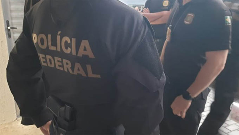 Imagem 1 -  PF realiza operação contra organização criminosa responsável por lavar dinheiro para a máfia italiana. Nesta quarta-feira (4) foram cumpridos 19 mandados de busca e apreensão nos municípios de Fortaleza, Eusébio e Aquiraz, no Ceará, e em Natal, no Rio Grande do Norte. As investigações revelaram um esquema de abertura e administração de empresas de fachada por contadores e advogados. Muitas dessas empresas estavam registradas em endereços únicos ou fictícios, e foram utilizadas para transferir recursos ilícitos vindos da Europa. O objetivo seria lavar dinheiro no Brasil, além de viabilizar a obtenção de vistos de investidor e cidadania brasileira para estrangeiros envolvidos.