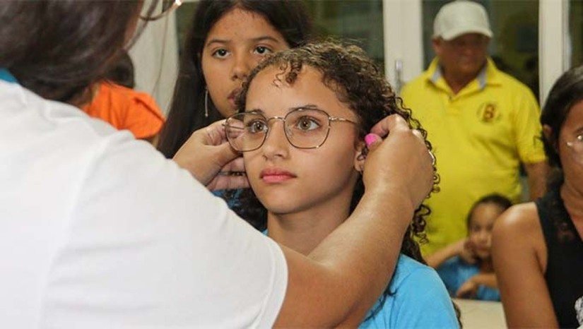 Imagem 1 -  Ao todo, foram realizadas 480 consultas e 390 óculos de grau serão entregues aos alunos do sistema.  Na unidade do Sesc Mossoró, que possui  635 alunos, 64 foram diagnosticados com dificuldades na visão e serão beneficiados com a doação do óculos.  A iniciativa tem como objetivo a prevenção de doenças oftalmológicas,  o que contribui diretamente para a redução de distúrbios que afetam a aprendizagem, como dificuldades de leitura e escrita.    A entrega para as crianças da unidade Mossoró, acontece nesta quinta-feira (05), às 17h na Escola Sesc. 