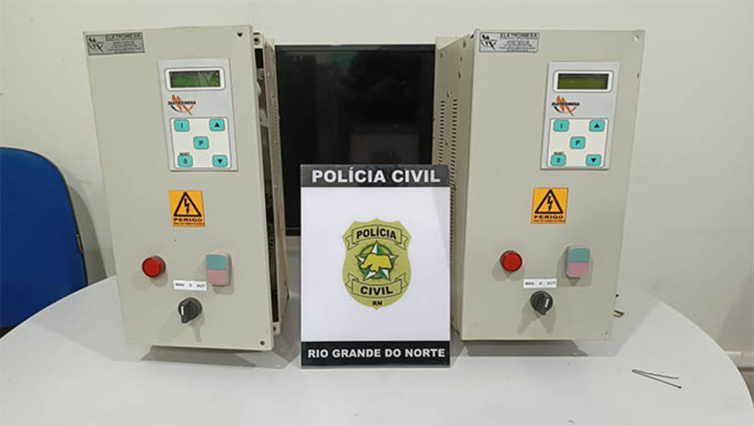 Imagem 1 -  PC prende suspeito de furtar inversores de bombas d'água da Caern e da Prefeitura de Serra do Mel . Os equipamentos furtados pertenciam à Caern e à Prefeitura de Serra do Mel. Os crimes estavam causando graves prejuízos à população, devido à interrupção no abastecimento de água potável. Nesta quarta-feira (4), foi realizada uma ação, conduzida pela equipe da Delegacia de Furtos e Roubos (DEFUR) de Mossoró, com apoio da 43ª Delegacia de Polícia (DP) de Serra do Mel, que resultou na prisão de um dos autores do furto, um homem de 42 anos. As investigações apontaram para a atuação de uma organização criminosa especializada no furto deste tipo de equipamento, que pode custar até R$ 350 mil, dependendo da capacidade.  
