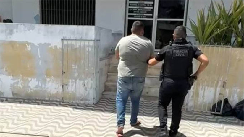 Imagem 1 - A prisão do homem de 29 anos aconteceu na manhã desta quinta-feira (5). Ele é suspeito de envolvimento no homicídio que vitimou Ivanildo Cabral da Silva, no dia 14 de julho de 2024. Segundo as investigações, o homem preso nesta quinta teria emprestado a arma utilizada no crime e também estaria pilotando a motocicleta que o atirador usou para fugir do local. O suspeito de ser o autor do disparos, Maiky Mateus Bezerra de Oliveira, acabou morto, em novembro, no município de Assú. Imagem 1 - A prisão do homem de 29 anos aconteceu na manhã desta quinta-feira (5). Ele é suspeito de envolvimento no homicídio que vitimou Ivanildo Cabral da Silva, no dia 14 de julho de 2024. Segundo as investigações, o homem preso nesta quinta teria emprestado a arma utilizada no crime e também estaria pilotando a motocicleta que o atirador usou para fugir do local. O suspeito de ser o autor do disparos, Maiky Mateus Bezerra de Oliveira, acabou morto, em novembro, no município de Assú.