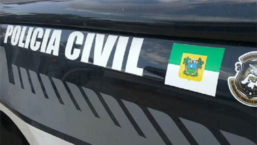 Imagem 1 -  Polícia prende trio suspeito de invadir casa no Nova Mossoró e matar morador. Os suspeitos, João Paulo Lima de Moura, Matheus Carlos de Souza e Jefferson Lucas Nascimento Targino, foram presos nesta sexta-feira (6), pela equipe da 15ª Divisão de Homicídios e Proteção à Pessoa (DHPP) de Mossoró. Eles são suspeitos de terem invadido a casa de David Nicolas da Costa Vilela, de 20 anos, e assassinado ele com cerca de 12 disparos de pistola. O crime aconteceu na madrugada de 10 de abril de 2024. Segundo as investigações, a possível motivação seria uma suposta desavença entre antigos integrantes de uma mesma facção criminosa.