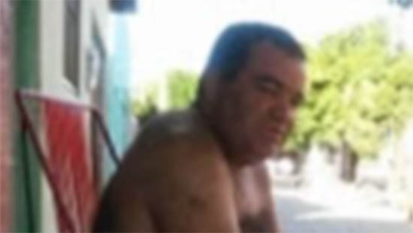 Imagem 1 -  Irmão de temido criminoso morto em 2005 é assassinado a tiros em Antônio Martins. A vítima, conhecida como Messias de Cosmim, de 48 anos, foi morta por dois homens armados, na noite desta quinta-feira (5), no Centro de Antônio Martins. Ele estava na calçada de sua residência, quando foi surpreendido por dois homens em uma motocicleta, que já se aproximaram atirando. A polícia civil já iniciou as investigações para saber a motivação e autoria do crime. Pede que qualquer informação que possa ajudar na elucidação do caso seja repassada imediatamente por meio do 181, com garantia de sigilo absoluto da fonte.