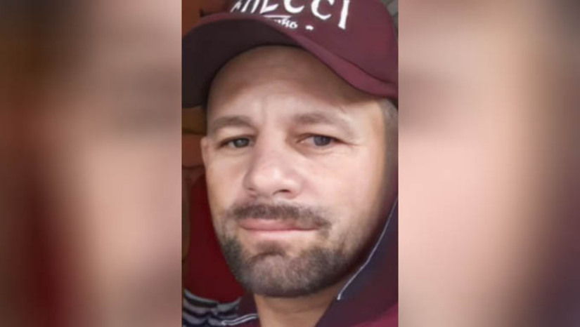Imagem 1 - Pedreiro chegava ao trabalho quando foi assassinado a tiros em Alexandria. O crime foi registrado na manhã desta sexta-feira (6). Rômulo Paz dos Santos chegou para trabalhar e foi surpreendido por uma pessoa que já o aguardava. Ele foi alvejado com cinco disparos de revólver e morreu no local. A polícia civil já iniciou as investigações e começará a ouvir testemunhas na próxima semana, para descobrir o que poderia ter motivado o crime e sua autoria. Imagem 1 - Pedreiro chegava ao trabalho quando foi assassinado a tiros em Alexandria. O crime foi registrado na manhã desta sexta-feira (6). Rômulo Paz dos Santos chegou para trabalhar e foi surpreendido por uma pessoa que já o aguardava. Ele foi alvejado com cinco disparos de revólver e morreu no local. A polícia civil já iniciou as investigações e começará a ouvir testemunhas na próxima semana, para descobrir o que poderia ter motivado o crime e sua autoria.