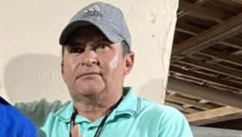 Imagem 1 - Agricultor é assassinado com vários tiros no município de Severiano Melo. O crime aconteceu no início da tarde desta segunda-feira (9). Segundo fontes ligadas ao MOSSORÓ HOJE, Lucicleide de Lima Nepomuceno, mais conhecido como “Cleiton de Bonitinho”, estava carregando massa para rebocar a parede da casa onde morava com a família quando um veículo se aproximou e um dos ocupantes desferiu vários disparos em direção a cabeça dele. A PM isolou o local do crime e aguarda o Itep e a Polícia Civil para iniciar as investigações. Imagem 1 - Agricultor é assassinado com vários tiros no município de Severiano Melo. O crime aconteceu no início da tarde desta segunda-feira (9). Segundo fontes ligadas ao MOSSORÓ HOJE, Lucicleide de Lima Nepomuceno, mais conhecido como “Cleiton de Bonitinho”, estava carregando massa para rebocar a parede da casa onde morava com a família quando um veículo se aproximou e um dos ocupantes desferiu vários disparos em direção a cabeça dele. A PM isolou o local do crime e aguarda o Itep e a Polícia Civil para iniciar as investigações.