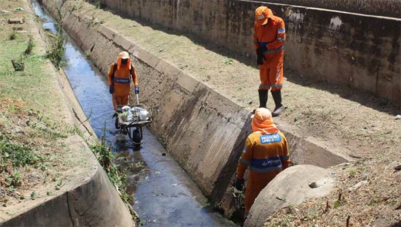 Imagem 1 -  Os serviços acontecem ao longo de todo ano, e são ampliadas com objetivo de para reduzir transtornos com a chegada do período chuvoso. O secretario Secretário Municipal de Urbanismo, Meio Ambiente e Serviços Urbanos, Miguel Rogério disse que a secretaria irá seguir um calendário durante esse mês par atender a demanda de toda cidade. "Estamos com uma programação até o final do mês de dezembro para a limpeza dos canais e das bocas de lobo . Nesta segunda-feira (09), fizemos a limpeza do canal dos Pintos, estamos com uma equipe também no bairro Dom Jaime Câmara e várias frentes em diferentes locais da cidade  fazendo esse trabalho de prevenção", afirmou.
