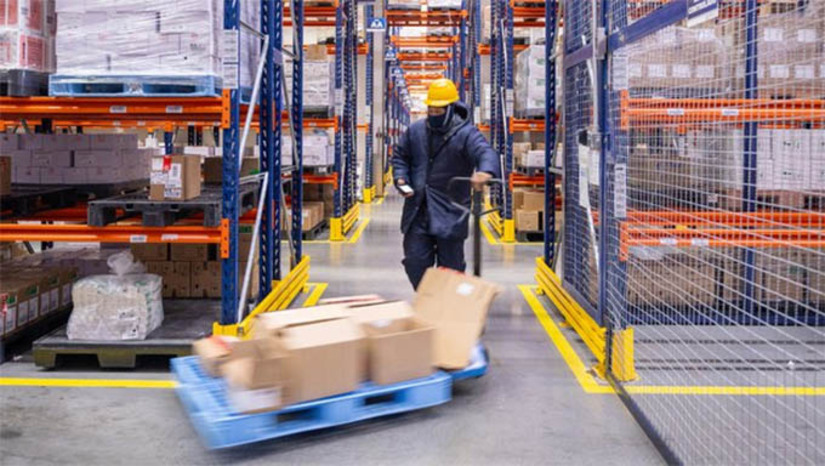 Imagem 1 - MS deverá distribuir 1,5 milhão de doses da vacina contra a Covid-19 nesta terça, 10. Esse lote faz parte de mais de 8 milhões de doses adquiridas para manter os estoques do Sistema Único de Saúde (SUS) abastecidos por até seis meses. A expectativa é entregar 5 milhões de doses até o final de dezembro. As 1,5 milhão de doses distribuídas são da vacina da Serum, que chega pela primeira vez aos estados. Estudos de fase 3 mostraram segurança e eficácia de 90% contra casos sintomáticos em adultos, além de vantagens como maior prazo de validade, transporte e conservação simples (2°C a 8°C). Imagem 1 - MS deverá distribuir 1,5 milhão de doses da vacina contra a Covid-19 nesta terça, 10. Esse lote faz parte de mais de 8 milhões de doses adquiridas para manter os estoques do Sistema Único de Saúde (SUS) abastecidos por até seis meses. A expectativa é entregar 5 milhões de doses até o final de dezembro. As 1,5 milhão de doses distribuídas são da vacina da Serum, que chega pela primeira vez aos estados. Estudos de fase 3 mostraram segurança e eficácia de 90% contra casos sintomáticos em adultos, além de vantagens como maior prazo de validade, transporte e conservação simples (2°C a 8°C).