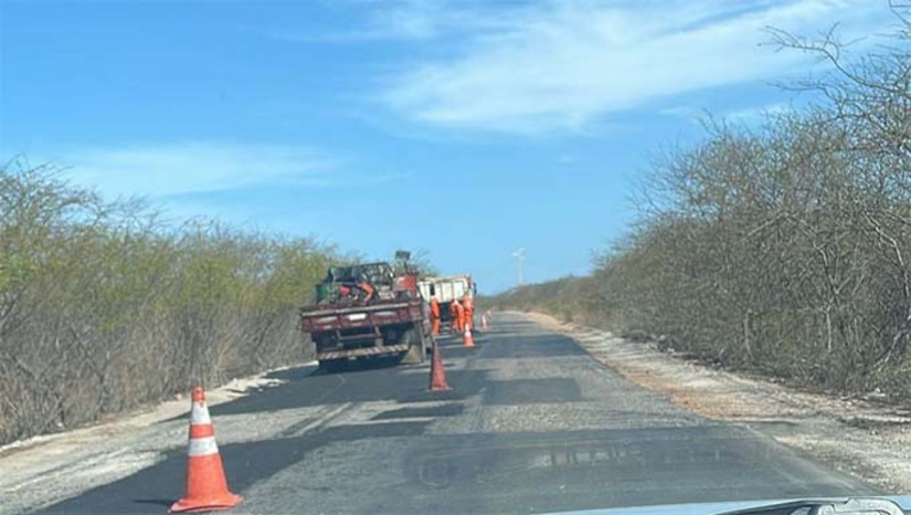 Imagem 1 - A rodovia, que sofre com condições precárias e negligência por parte do governo do estado, não foi incluída no recente programa de recuperação de estradas do estado do Rio Grande do Norte, que priorizou a Rodovia Dehon Caenga, que interliga Grossos a Tibau pelo litoral. O Portal Mossoró Hoje entrou em contato com Natécia Nunes, diretora-geral do Departamento de Estradas de Rodagem do Rio Grande do Norte (DER-RN) que confirmou que o serviço foi retomado, mas não deu detalhes de quando será concluído, nem quando um trabalho de recuperação total da via será executado. Apesar de ser um alívio momentâneo, a população ainda aguarda a solução definitiva por parte do governo do estado. Durante sua última visita a Grossos, a governadora Fátima Bezerra prometeu incluir este trecho no plano de recuperação de estradas para 2025. Imagem 1 - A rodovia, que sofre com condições precárias e negligência por parte do governo do estado, não foi incluída no recente programa de recuperação de estradas do estado do Rio Grande do Norte, que priorizou a Rodovia Dehon Caenga, que interliga Grossos a Tibau pelo litoral. O Portal Mossoró Hoje entrou em contato com Natécia Nunes, diretora-geral do Departamento de Estradas de Rodagem do Rio Grande do Norte (DER-RN) que confirmou que o serviço foi retomado, mas não deu detalhes de quando será concluído, nem quando um trabalho de recuperação total da via será executado. Apesar de ser um alívio momentâneo, a população ainda aguarda a solução definitiva por parte do governo do estado. Durante sua última visita a Grossos, a governadora Fátima Bezerra prometeu incluir este trecho no plano de recuperação de estradas para 2025.