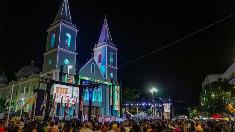 Imagem 1 - Nesta semana, têm continuidade as missas, novenas, palcos de músicas religiosas e culturais, Oratório de Santa Luzia, confissões e adoração ao santíssimo. Na quinta-feira (12), o show de padre Nunes, logo após a apresentação do oratório. Já de meia noite tem início a Procissão da Luz, com saída da Catedral de Santa Luzia em direção a Igreja Matriz de São Manoel. No dia 13, a programação é extensa com missas na Catedral às 5h, 6h30, 8h, 10h e 14h. O bispo diocesano Dom Francisco de Sales preside a missa solene das 10h. Às 15h, tem missa no Santuário de Santa Clara e às 17h a procissão de Santa Luzia. Imagem 1 - Nesta semana, têm continuidade as missas, novenas, palcos de músicas religiosas e culturais, Oratório de Santa Luzia, confissões e adoração ao santíssimo. Na quinta-feira (12), o show de padre Nunes, logo após a apresentação do oratório. Já de meia noite tem início a Procissão da Luz, com saída da Catedral de Santa Luzia em direção a Igreja Matriz de São Manoel. No dia 13, a programação é extensa com missas na Catedral às 5h, 6h30, 8h, 10h e 14h. O bispo diocesano Dom Francisco de Sales preside a missa solene das 10h. Às 15h, tem missa no Santuário de Santa Clara e às 17h a procissão de Santa Luzia.
