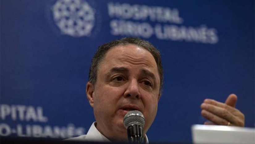 Imagem 1 -  Presidente passou por cirurgia para drenagem de um hematoma na cabeça na madrugada desta terça-feira (10) no Hospital Sírio-Libanês em São Paulo. A equipe médica que operou  Luiz Inácio Lula da Silva disse em uma entrevista à imprensa, que ele está bem, conversa e se alimenta normalmente e não ficará com nenhuma sequela. Segundo os médicos, as funções neurológicas dele estão preservadas. 