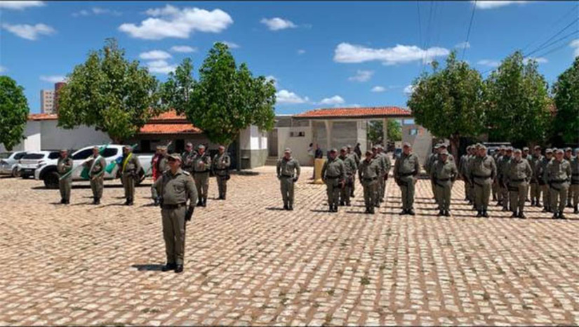 Imagem 1 - Solenidade marca a comemoração dos 75 anos do 2º Batalhão da Polícia Militar. Fundado em 1949, o batalhão foi o primeiro a ser instalado na cidade de Mossoró. Nos seus 75 anos de existência, os homens e mulheres que compõem a unidade vêm trabalhando duro para garantir a segurança e paz social nos municípios de Mossoró, Baraúna, Tibau, Grossos e Governador Dix-Sept Rosado. A solenidade comemorativa aconteceu na manhã desta terça-feira (10), com a presença do comandante-geral da PMRN, Coronel Alarico Azevedo. Imagem 1 - Solenidade marca a comemoração dos 75 anos do 2º Batalhão da Polícia Militar. Fundado em 1949, o batalhão foi o primeiro a ser instalado na cidade de Mossoró. Nos seus 75 anos de existência, os homens e mulheres que compõem a unidade vêm trabalhando duro para garantir a segurança e paz social nos municípios de Mossoró, Baraúna, Tibau, Grossos e Governador Dix-Sept Rosado. A solenidade comemorativa aconteceu na manhã desta terça-feira (10), com a presença do comandante-geral da PMRN, Coronel Alarico Azevedo.