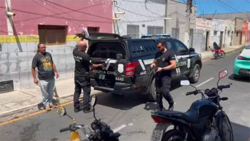 Imagem 1 -  Suspeito de homicídio cometido no ano de 2005 é preso no município de Areia Branca. O crime teria ocorrido na residência do suspeito, um idoso de 76 anos, onde também viviam suas netas, na cidade de Baraúna, região oeste do Rio Grande do Norte. De acordo com as investigações, os abusos teriam acontecido ao longo de vários anos. A polícia iniciou as diligências após receber uma denúncia anônima informando que o homem teria abusado de uma criança de apenas sete anos durante uma viagem. 