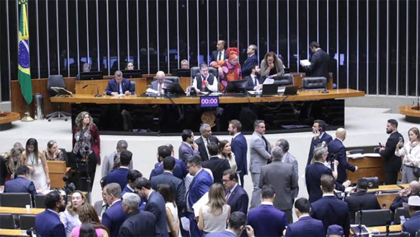 Imagem 1 -  Deputados aprovam criação de programa de pagamento de dívidas dos estados com a União. O programa tem previsão de juros menores e parcelamento do saldo em 30 anos. A medida consta do Projeto de Lei Complementar (PLP) 121/24, do Senado, que foi alterado pelos deputados e retorna para nova votação dos senadores. O texto aprovado nesta terça-feira (10) é um substitutivo do relator, deputado Doutor Luizinho (PP-RJ), que acrescenta benefícios, principalmente para estados já devedores e participantes de planos atuais de regularização de dívidas.