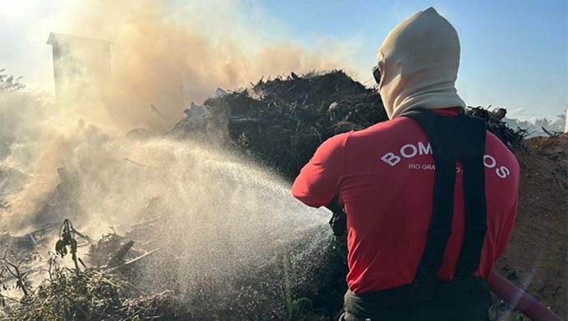 Imagem 1 - No total, o Grupamento de Bombeiros de Mossoró atendeu 380 chamadas ao longo do ano. O número reflete a alta incidência de queimadas na região, que é marcada por condições climáticas e geográficas propícias à propagação do fogo. O Corpo de Bombeiros Militar do Rio Grande do Norte (CBMRN) contabilizou 1.856 ocorrências de incêndios em vegetação de janeiro a novembro de 2024, demonstrando a crescente demanda por esse tipo de atendimento no estado. O CBMRN reforça que a prevenção é fundamental para reduzir os incêndios em vegetação e orienta a população a evitar queimadas irregulares. Imagem 1 - No total, o Grupamento de Bombeiros de Mossoró atendeu 380 chamadas ao longo do ano. O número reflete a alta incidência de queimadas na região, que é marcada por condições climáticas e geográficas propícias à propagação do fogo. O Corpo de Bombeiros Militar do Rio Grande do Norte (CBMRN) contabilizou 1.856 ocorrências de incêndios em vegetação de janeiro a novembro de 2024, demonstrando a crescente demanda por esse tipo de atendimento no estado. O CBMRN reforça que a prevenção é fundamental para reduzir os incêndios em vegetação e orienta a população a evitar queimadas irregulares.