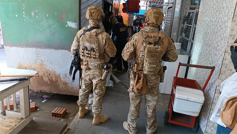 Imagem 1 - Forças de Segurança realizam ação para combater distribuição e venda ilegal de cigarros no RN. A 2ª Fase da Operação Retomada I foi deflagrada na manhã desta quinta-feira (12). Foram cumpridos 14 mandados judiciais de busca e apreensão em residências e depósitos de propriedade de operadores e distribuidores do produto ilegal na Grande Natal, além de três mandados de busca e apreensão em João Pessoa/PB. Também foram fiscalizadas cigarreiras clandestinas instaladas no bairro do Alecrim. Como resultado das buscas, foram apreendidas caixas de cigarros, além de veículos, celulares, computadores, notebooks, documentos contábeis e agendas. Imagem 1 - Forças de Segurança realizam ação para combater distribuição e venda ilegal de cigarros no RN. A 2ª Fase da Operação Retomada I foi deflagrada na manhã desta quinta-feira (12). Foram cumpridos 14 mandados judiciais de busca e apreensão em residências e depósitos de propriedade de operadores e distribuidores do produto ilegal na Grande Natal, além de três mandados de busca e apreensão em João Pessoa/PB. Também foram fiscalizadas cigarreiras clandestinas instaladas no bairro do Alecrim. Como resultado das buscas, foram apreendidas caixas de cigarros, além de veículos, celulares, computadores, notebooks, documentos contábeis e agendas.