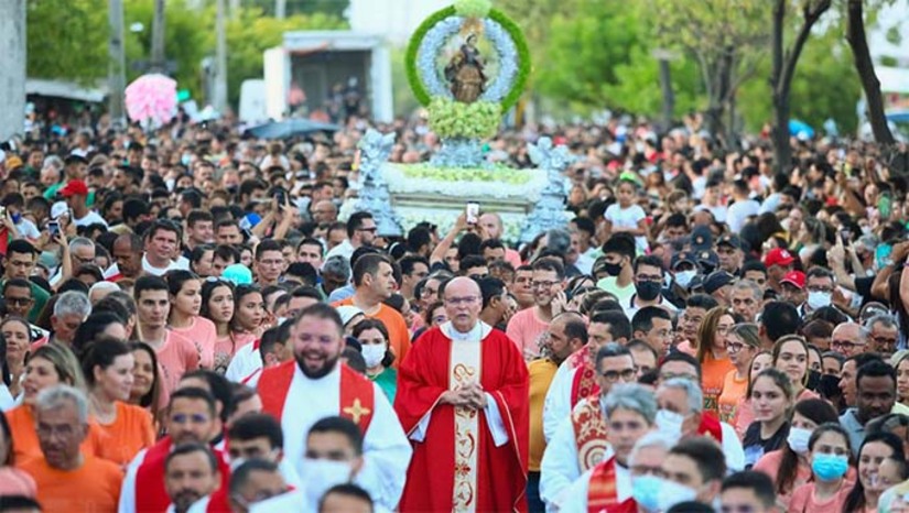 Imagem 1 - A tradicional procissão marcada para esta sexta- feira dia 13 de dezembro sairá do Santuário de Santa Clara, localizado no conjunto Dom Jaime Câmara a partir das 17h. O cortejo seguirá pela avenida Presidente Dutra e terá seu desfecho na Catedral. Padre Flávio destaca que a procissão é o ponto alto da festa e aconselha que os fiéis levem sua garrafa de água e utilizem o transporte público para chegar ao local da procissão, evitando congestionamento no percurso. Imagem 1 - A tradicional procissão marcada para esta sexta- feira dia 13 de dezembro sairá do Santuário de Santa Clara, localizado no conjunto Dom Jaime Câmara a partir das 17h. O cortejo seguirá pela avenida Presidente Dutra e terá seu desfecho na Catedral. Padre Flávio destaca que a procissão é o ponto alto da festa e aconselha que os fiéis levem sua garrafa de água e utilizem o transporte público para chegar ao local da procissão, evitando congestionamento no percurso.