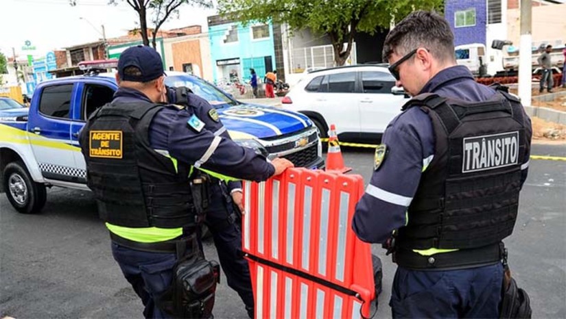 Imagem 1 - As intervenções no trânsito terão início às 13h, com o isolamento total das ruas e avenidas no entorno do Mosteiro Santa Clara, ponto de partida da peregrinação. Durante o evento, a circulação de veículos será completamente proibida nessas áreas, assegurando a proteção dos fiéis. À medida que o cortejo avança pela Avenida Presidente Dutra, até a Catedral de Santa Luzia, as interdições também progredirão, garantindo que todo o trajeto da procissão permaneça seguro e organizado. Para a organização e segurança, a operação contará com a atuação integrada de agentes de trânsito, guardas municipais, Polícia Rodoviária Federal (PRF) e Polícia Rodoviária Estadual (DPRE). O Departamento de Mobilidade orienta os condutores a planejarem seus deslocamentos utilizando rotas alternativas. Imagem 1 - As intervenções no trânsito terão início às 13h, com o isolamento total das ruas e avenidas no entorno do Mosteiro Santa Clara, ponto de partida da peregrinação. Durante o evento, a circulação de veículos será completamente proibida nessas áreas, assegurando a proteção dos fiéis. À medida que o cortejo avança pela Avenida Presidente Dutra, até a Catedral de Santa Luzia, as interdições também progredirão, garantindo que todo o trajeto da procissão permaneça seguro e organizado. Para a organização e segurança, a operação contará com a atuação integrada de agentes de trânsito, guardas municipais, Polícia Rodoviária Federal (PRF) e Polícia Rodoviária Estadual (DPRE). O Departamento de Mobilidade orienta os condutores a planejarem seus deslocamentos utilizando rotas alternativas.