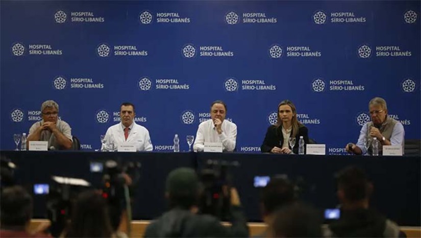   Segundo Dr. Roberto Kalil, Lula está acordado e conversando após a a embolização de artéria meníngea média, procedimento  intracraniano realizado na manhã desta quinta-feira (12) no Hospital Sírio Libanês, em São Paulo. A equipe explicou que a intervenção seria feita para minimizar o risco de que pequenas artérias da meninge do presidente voltem a sangrar no futuro. “Começou às 7:10 da manhã, foi um sucesso, a equipe médica conseguiu embolizar aquela artéria. O presidente está acordado e conversando”, disse Kalil.