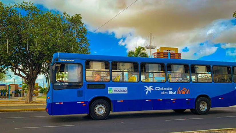 Imagem 1 -  “A Prefeitura de Mossoró está garantindo transporte público gratuito para a tradicional procissão de Santa Luzia 2024, que acontece nesta sexta-feira (13)”, assegura nota da Prefeitura de Mossoró, que detalha os pontos de partida e horário dos bairros em direção ao Mosteiro Santa Clara, no bairro Dom Jaime Câmara, ao leste do Centro de Mossoró-RN