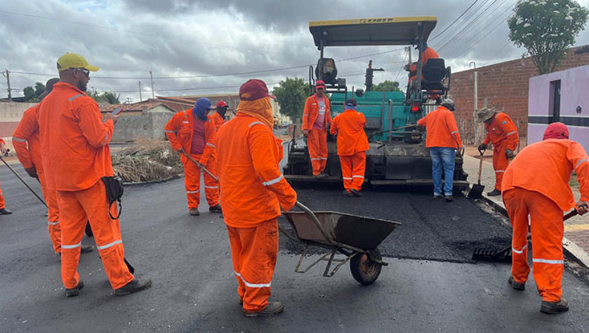 Imagem 1 -  Nessa etapa, estão sendo asfaltados mais de 64 mil metros quadrados, beneficiando os moradores de ruas como a Rua do Própolis, Rua Irene Lopes de Sousa, Rua José Samuel Bezerra, Rua Leôncio Leônidas Maia, Rua PM Ivan, Rua Aristeu Costa e a Travessa Maria Emídia.  O prefeito Josivan Bibiano de Azevedo destacou a importância desse investimento para o município: "Estamos avançando em nosso compromisso de levar mais qualidade de vida para a população. Com essas obras, proporcionamos mais segurança, conforto e valorização das nossas vilas, preparando Serra do Mel para o futuro.”