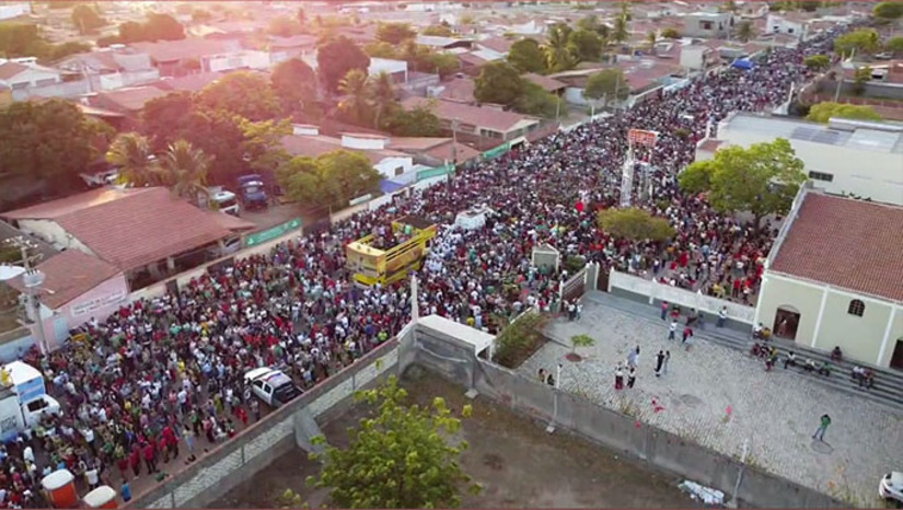 Imagem 1 - A procissão de Santa Luzia, organizada pela Diocesse de Mossoró, partiu do Mosteiro de Santa Clara, por volta das 17h30, após as boas vindas do Bispo Dom Francisco Sales, da Governadora Fátima Bezerra e do prefeito Allyson Bezerra, encerrando com missão no Adro da Igreja Matriz, no Centro de Mossoró. Imagem 1 - A procissão de Santa Luzia, organizada pela Diocesse de Mossoró, partiu do Mosteiro de Santa Clara, por volta das 17h30, após as boas vindas do Bispo Dom Francisco Sales, da Governadora Fátima Bezerra e do prefeito Allyson Bezerra, encerrando com missão no Adro da Igreja Matriz, no Centro de Mossoró.